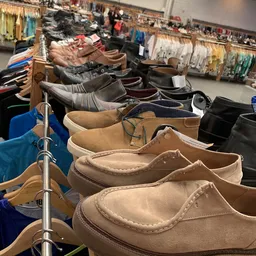 Rekken met tweedehands schoenen en laarzen in verschillende kleuren en stijlen