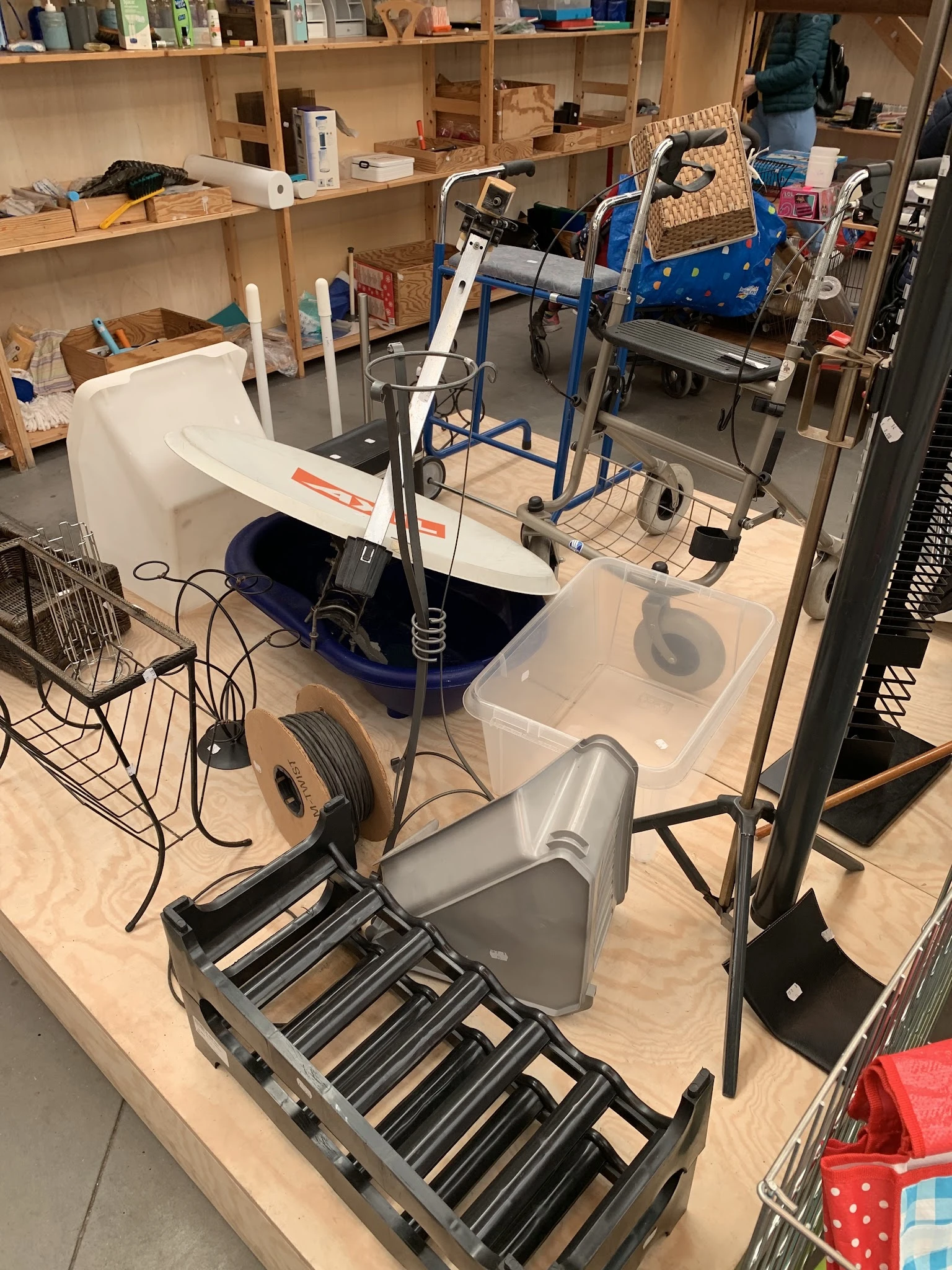 3D-printer en ander elektronisch gereedschap uitgestald in een kringloopwinkel