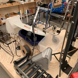3D-printer en ander elektronisch gereedschap uitgestald in een kringloopwinkel