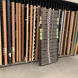 Verschillende bedframes en matrassen staande tegen elkaar in een opslagruimte