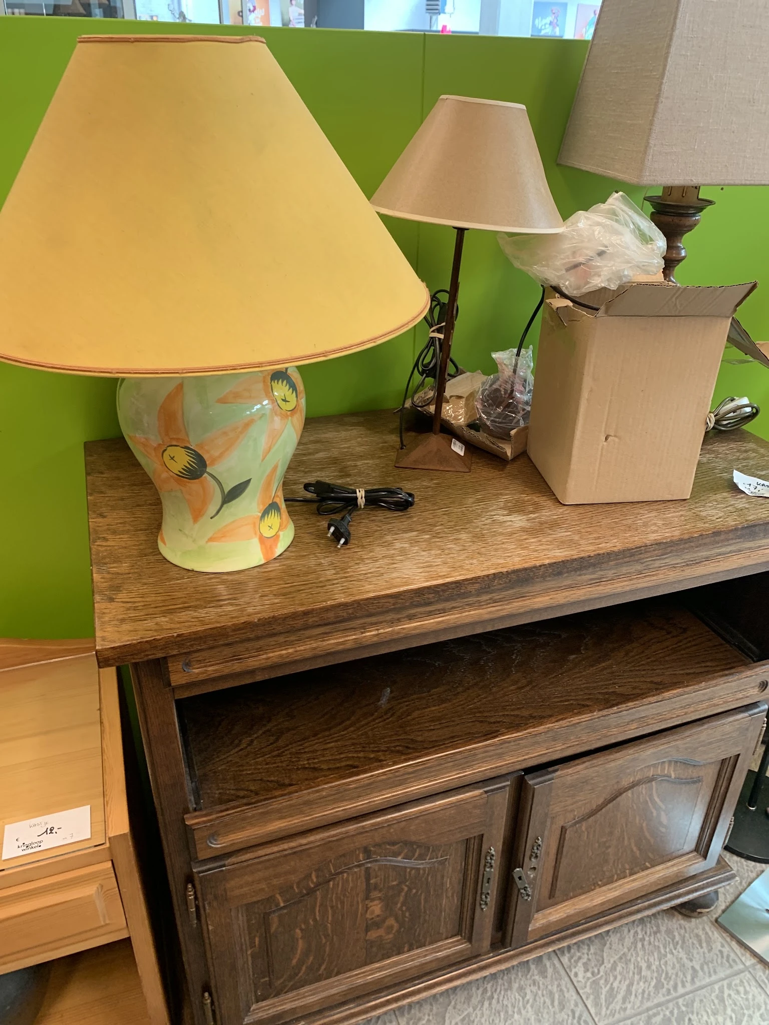 Decoratieve tafellamp met gele kap en beschilderde voet met bloemmotief
