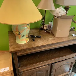 Decoratieve tafellamp met gele kap en beschilderde voet met bloemmotief