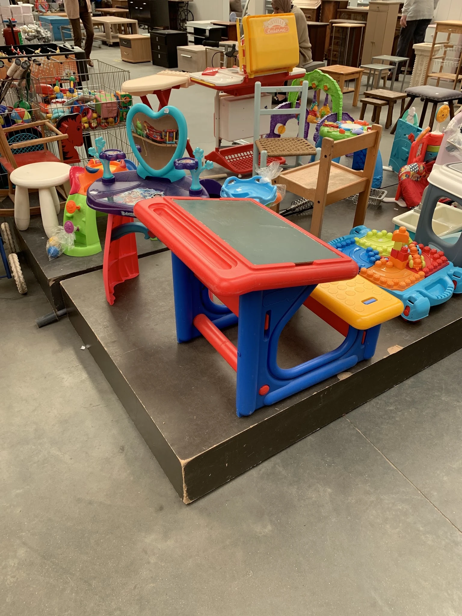Speeltafel voor kinderen met glijbaan en bouwblokken in de winkel