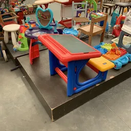Speeltafel voor kinderen met glijbaan en bouwblokken in de winkel