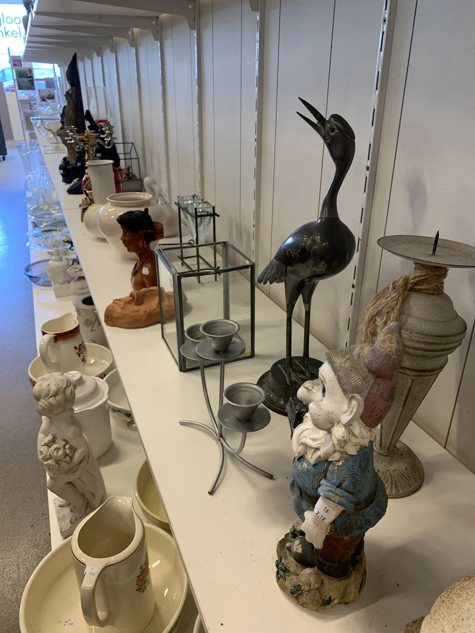 Vitrinekast met verzameling decoratieve objecten: beeldjes, vazen, schalen en kunstwerken op display