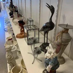 Vitrinekast met verzameling decoratieve objecten: beeldjes, vazen, schalen en kunstwerken op display