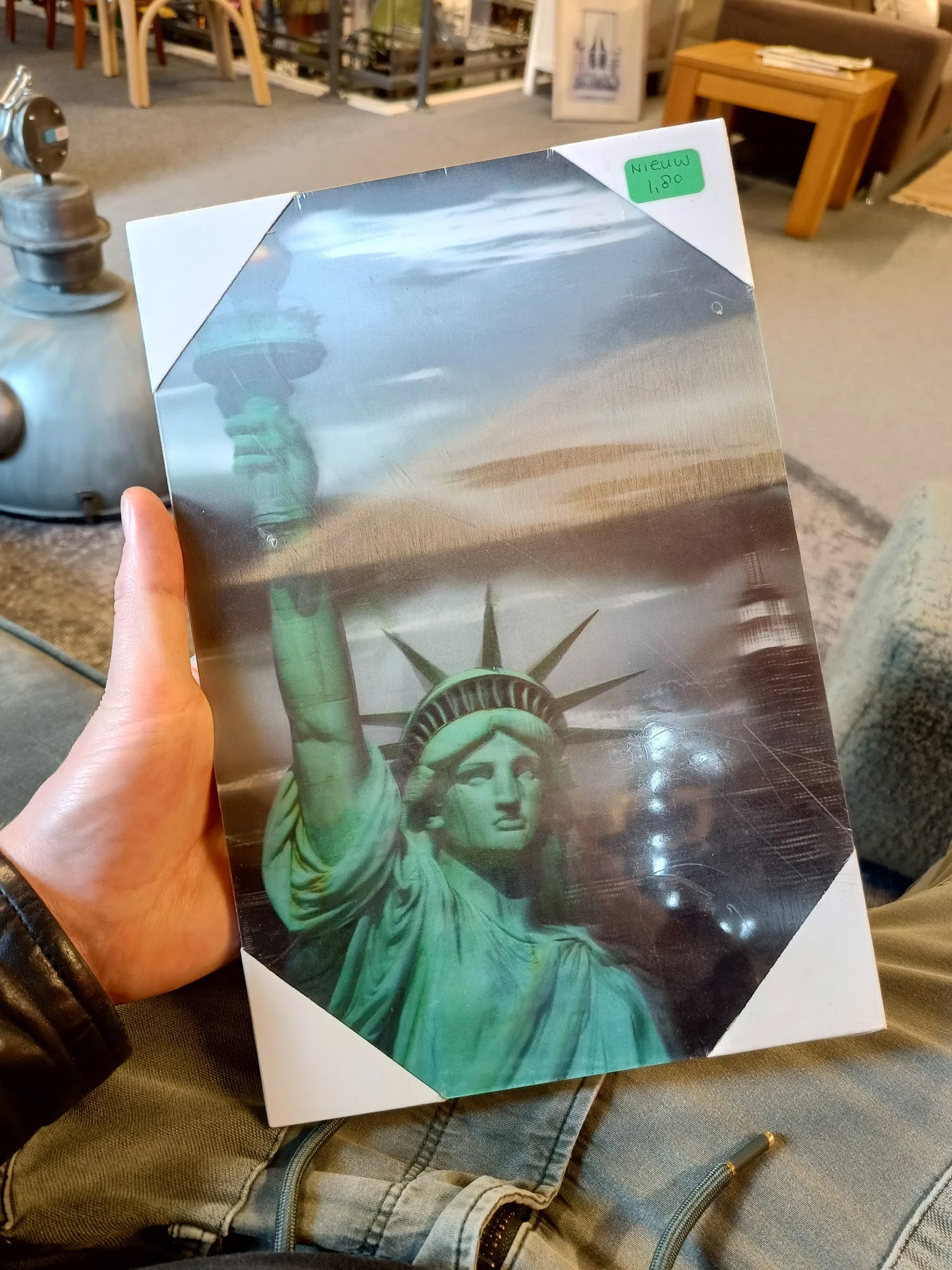 Close-up van een afbeelding met het Vrijheidsbeeld op een glanzend oppervlak