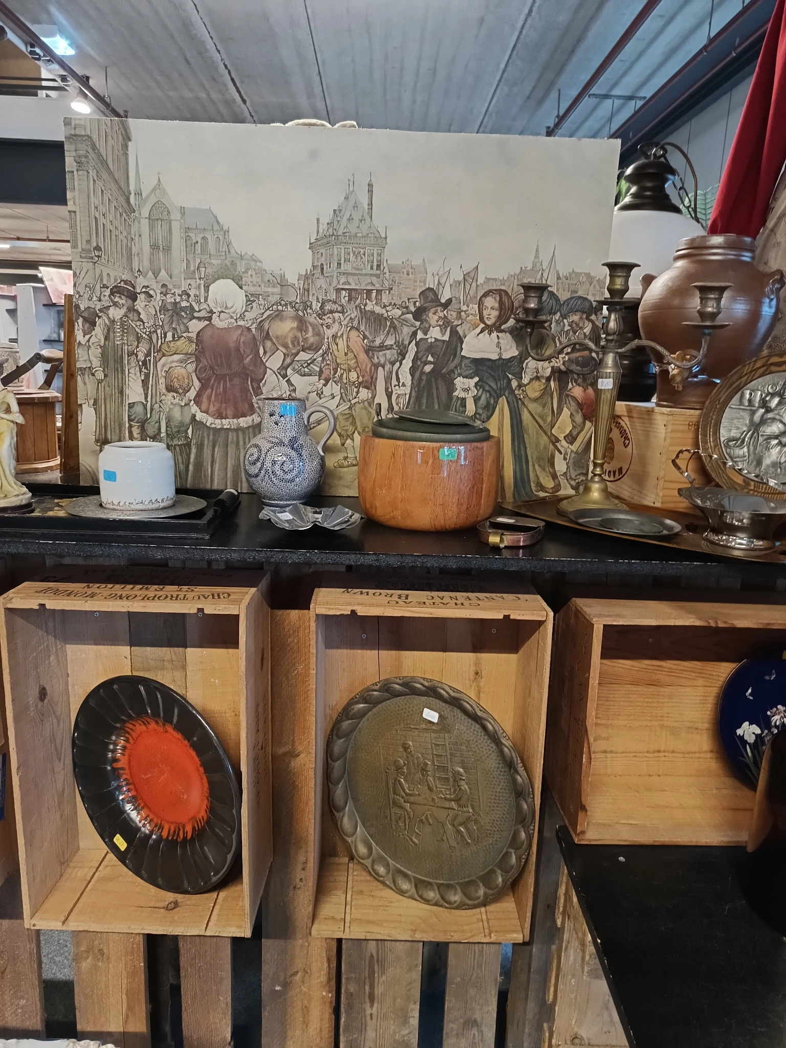 Uitgestalde vintage huishoudartikelen en decoratieve voorwerpen op een donkere plank voor een middeleeuws tafereel