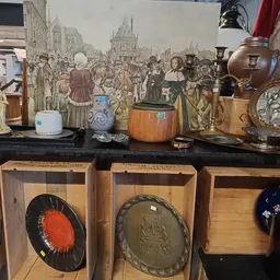 Uitgestalde vintage huishoudartikelen en decoratieve voorwerpen op een donkere plank voor een middeleeuws tafereel