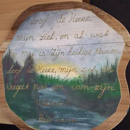 Houten bord met handgeschreven Nederlandse tekst en landschapsschildering met bomen en water