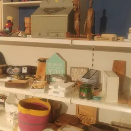 Rekken met diverse huishoudelijke artikelen en decoratie-items in de kringloopwinkel
