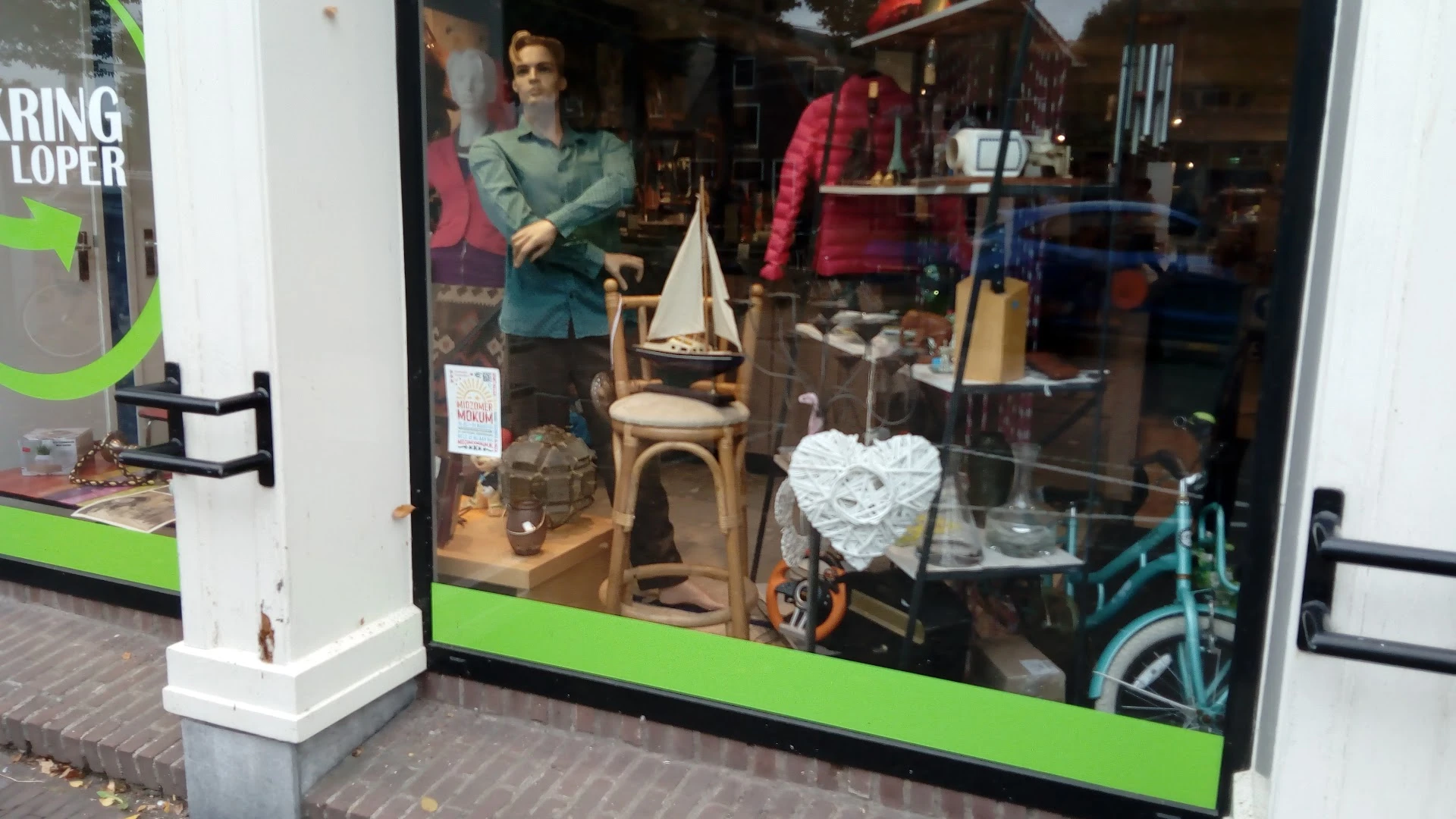 Kringloopwinkel De Kringloper Weesp in Weesp met tweedehands audioapparatuur, boeken en huishoudelijke apparaten