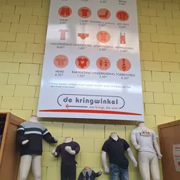 Prijslijst van kringloopwinkel met afbeeldingen van kleding en accessoires met prijzen in euro's