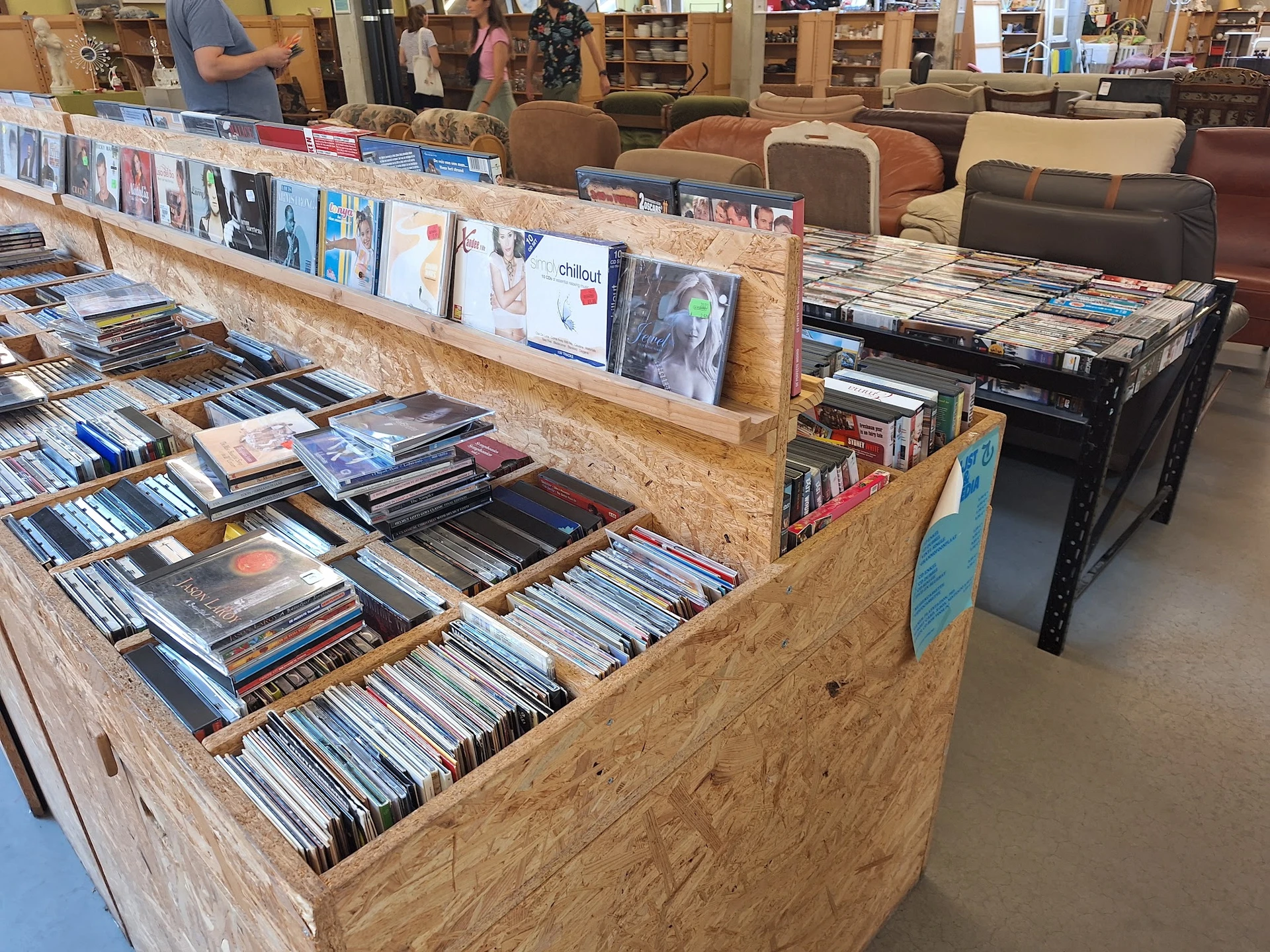 Uitstalkast met tweedehands cd's, dvd's en films, georganiseerd in vakken