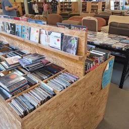 Uitstalkast met tweedehands cd's, dvd's en films, georganiseerd in vakken