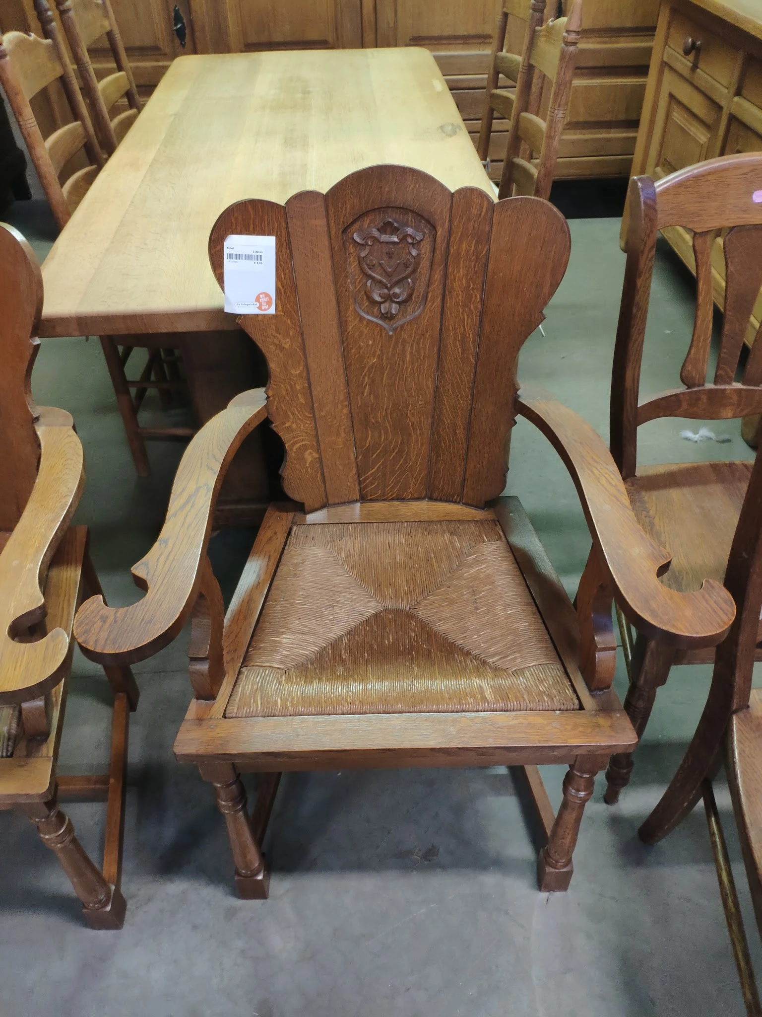 Houten stoel met hoge rugleuning en gevlochten zitting, voorkant gefotografeerd