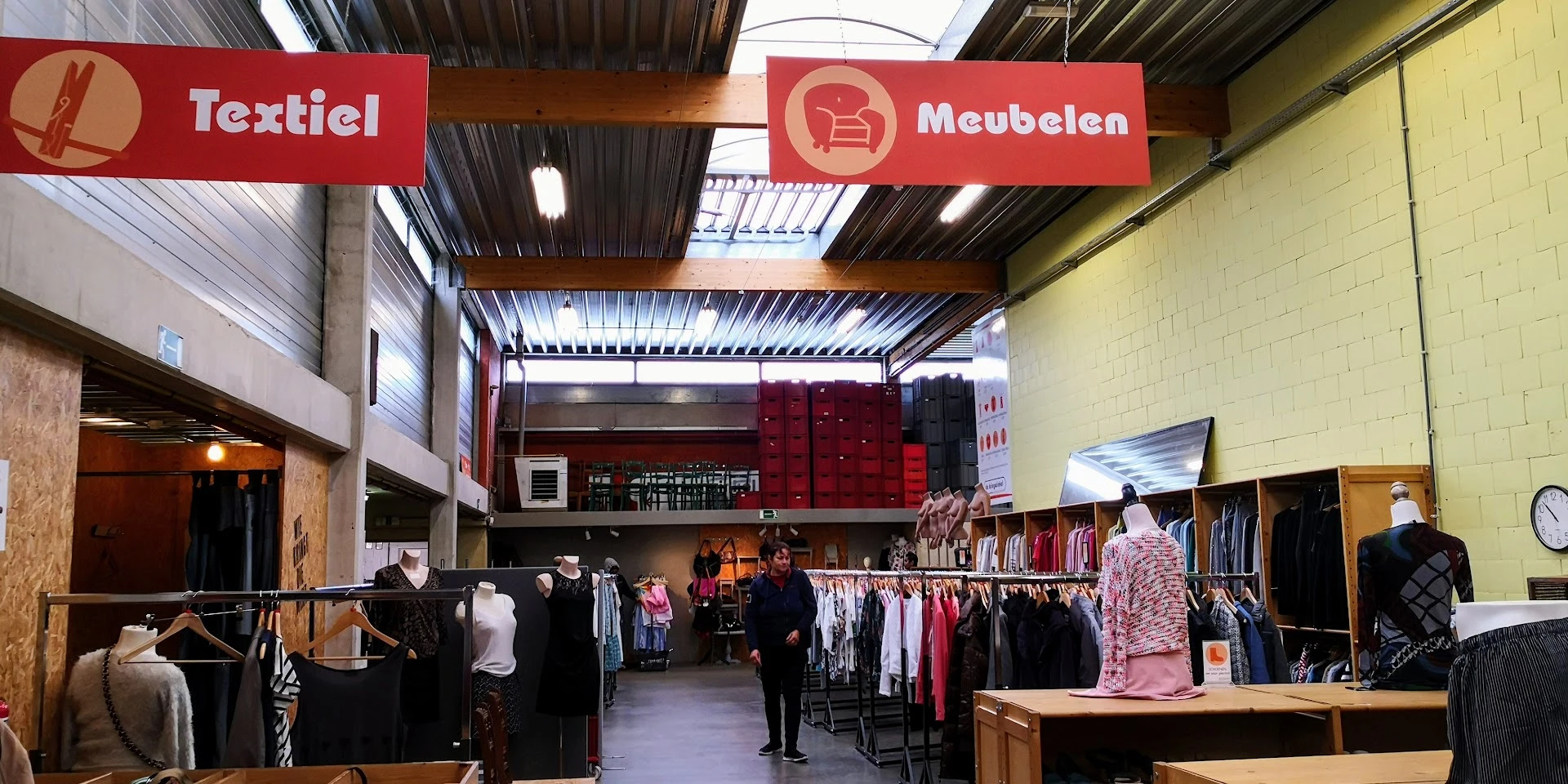 De Kringwinkel Zuiderkempen in Herentals met tweedehands meubels en kleding