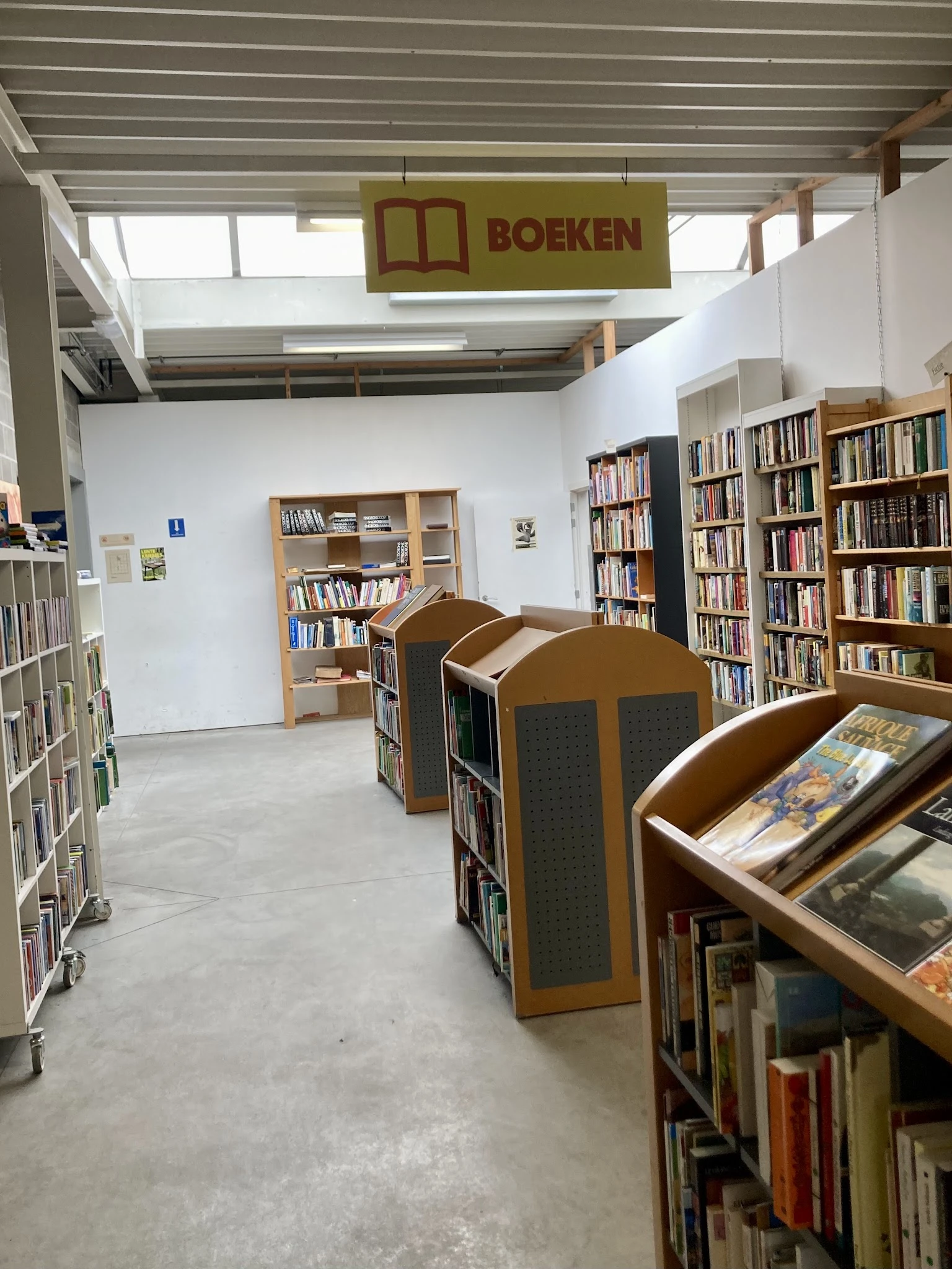 Winkelvloer met boekenkasten en boekenrekken in een kringloopwinkel