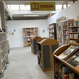 Winkelvloer met boekenkasten en boekenrekken in een kringloopwinkel