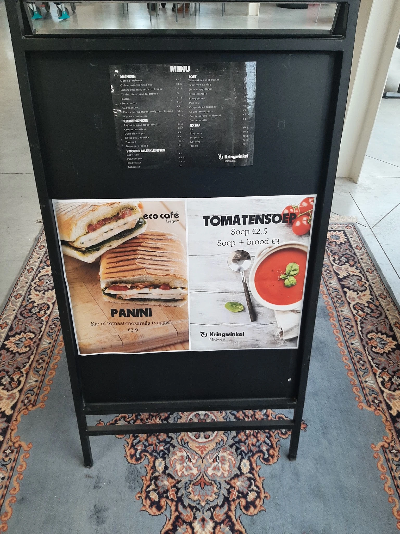 Menukaart met panini's en tomatensesoep met prijzen van de lunchroom