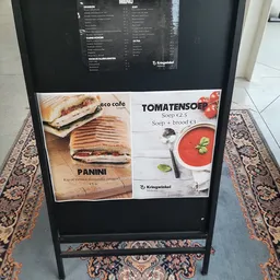 Menukaart met panini's en tomatensesoep met prijzen van de lunchroom
