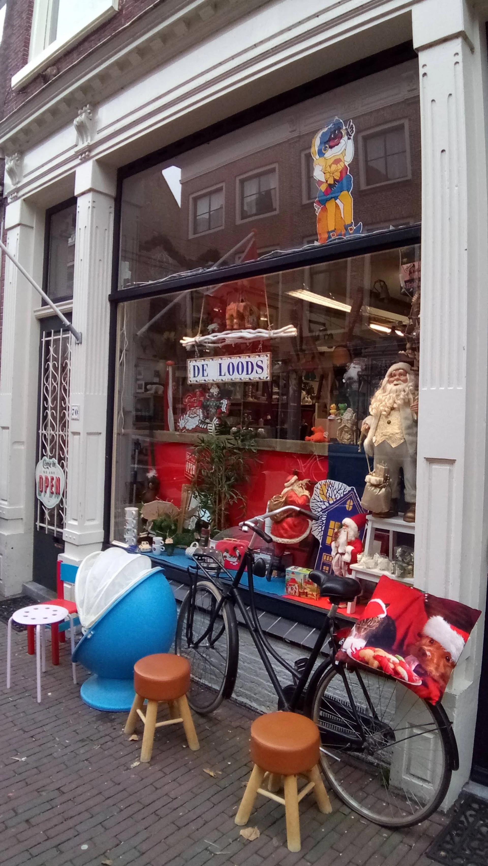 Kringloopwinkel De Loods in Dordrecht met tweedehands boeken, huishoudelijke apparaten en kleding