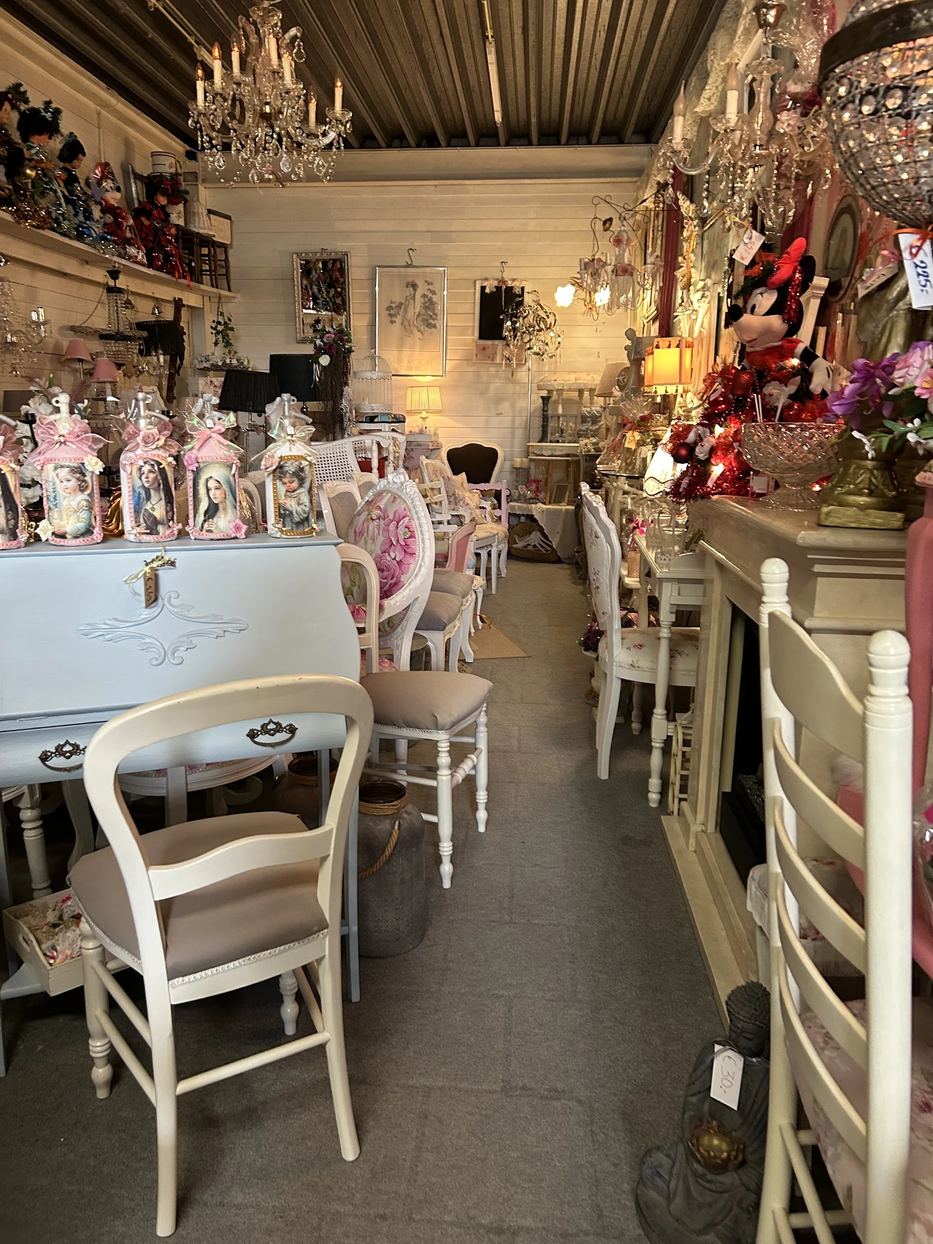 De Luxe Kringloop in Zutphen met tweedehands boeken, kleding en muziek