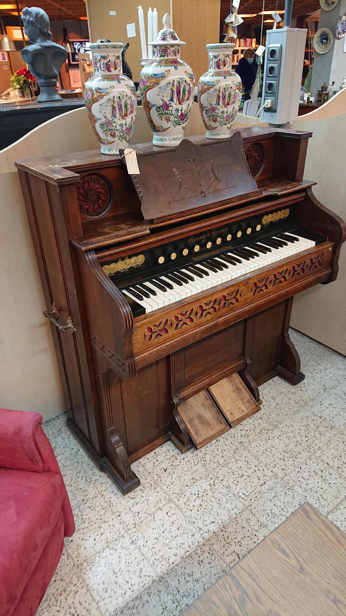 Antieke houten orgel met zwarte toetsen en gouden ornamentale details