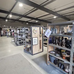 Overzicht van de winkelvloer met verschillende stellingen enDisplayBoxen met tweedehands artikelen