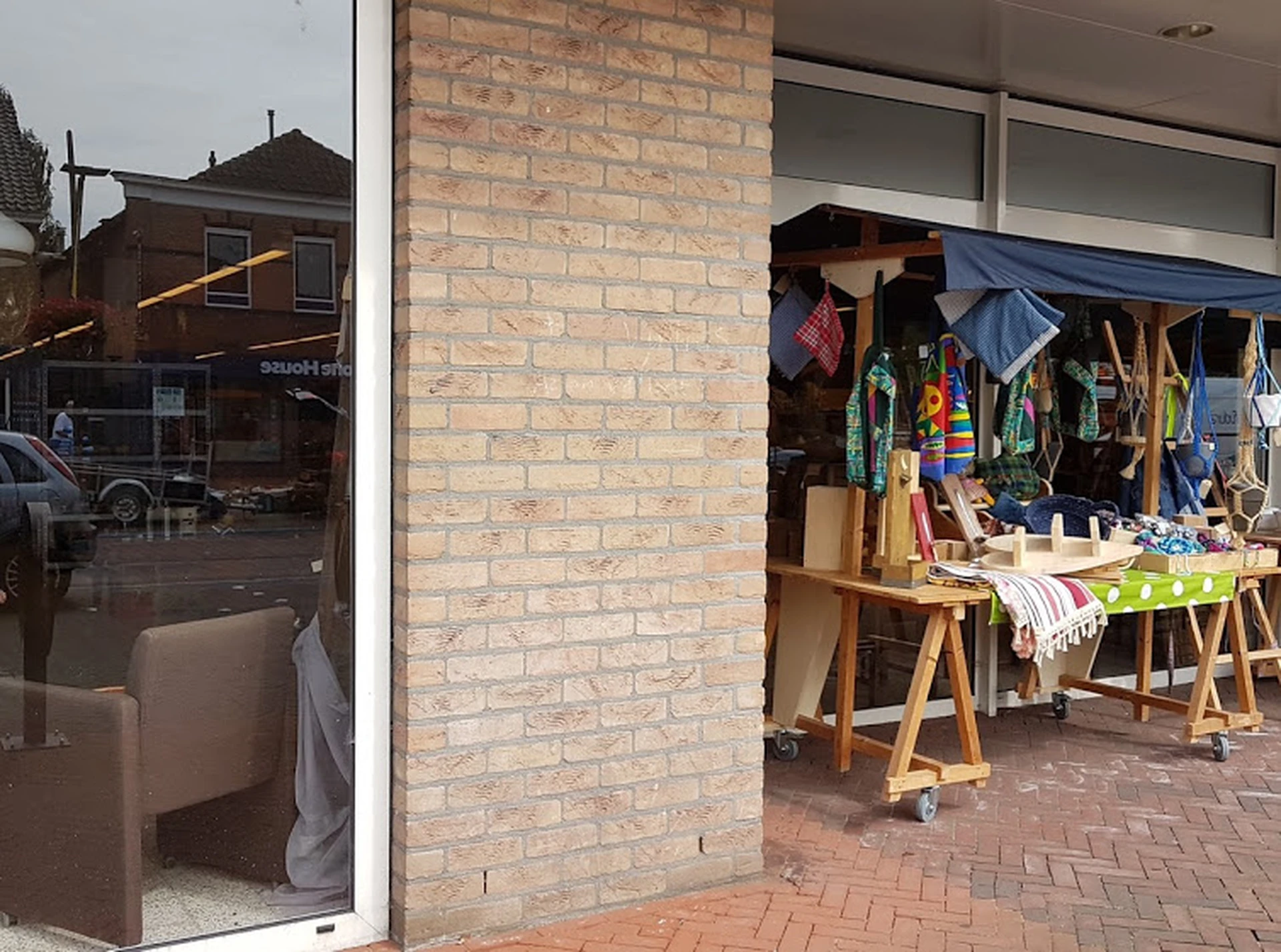 Kringloopwinkel De Makelij in Dedemsvaart met tweedehands kasten, kleding en meubels