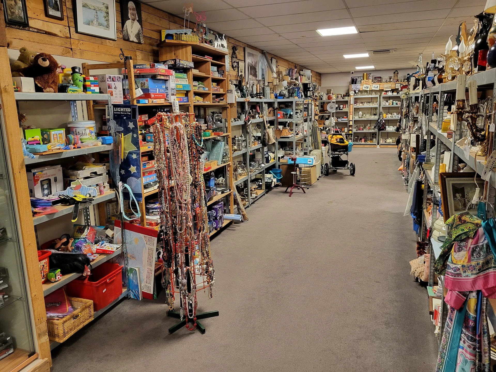 Kringloopwinkel De Marktloads in Sint Nicolaasga met tweedehands boeken, huishoudelijke apparaten en kasten