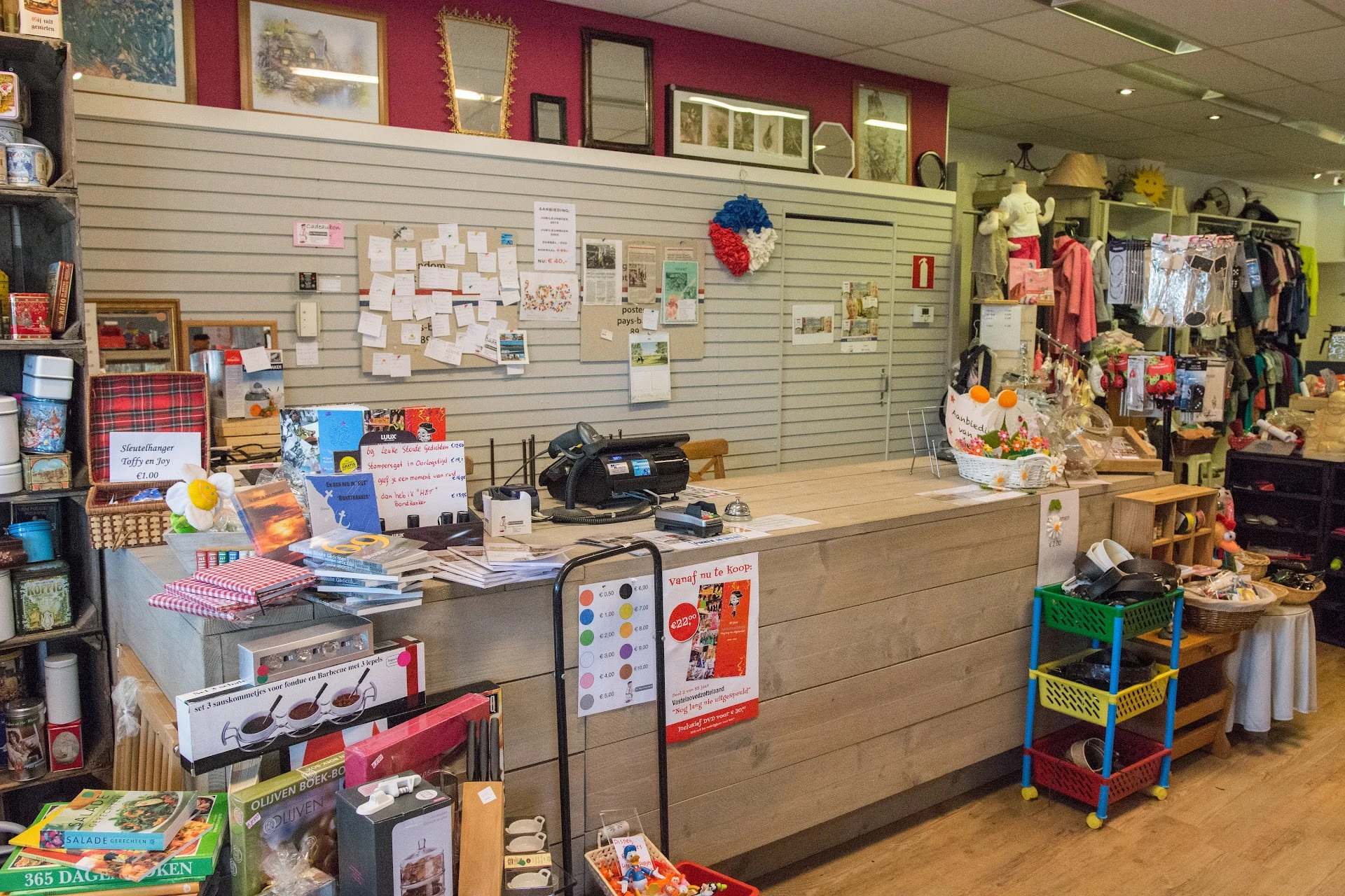 Kringloopwinkel De Martwienkel in Oud Gastel met tweedehands boeken, gereedschappen en huishoudelijke apparaten