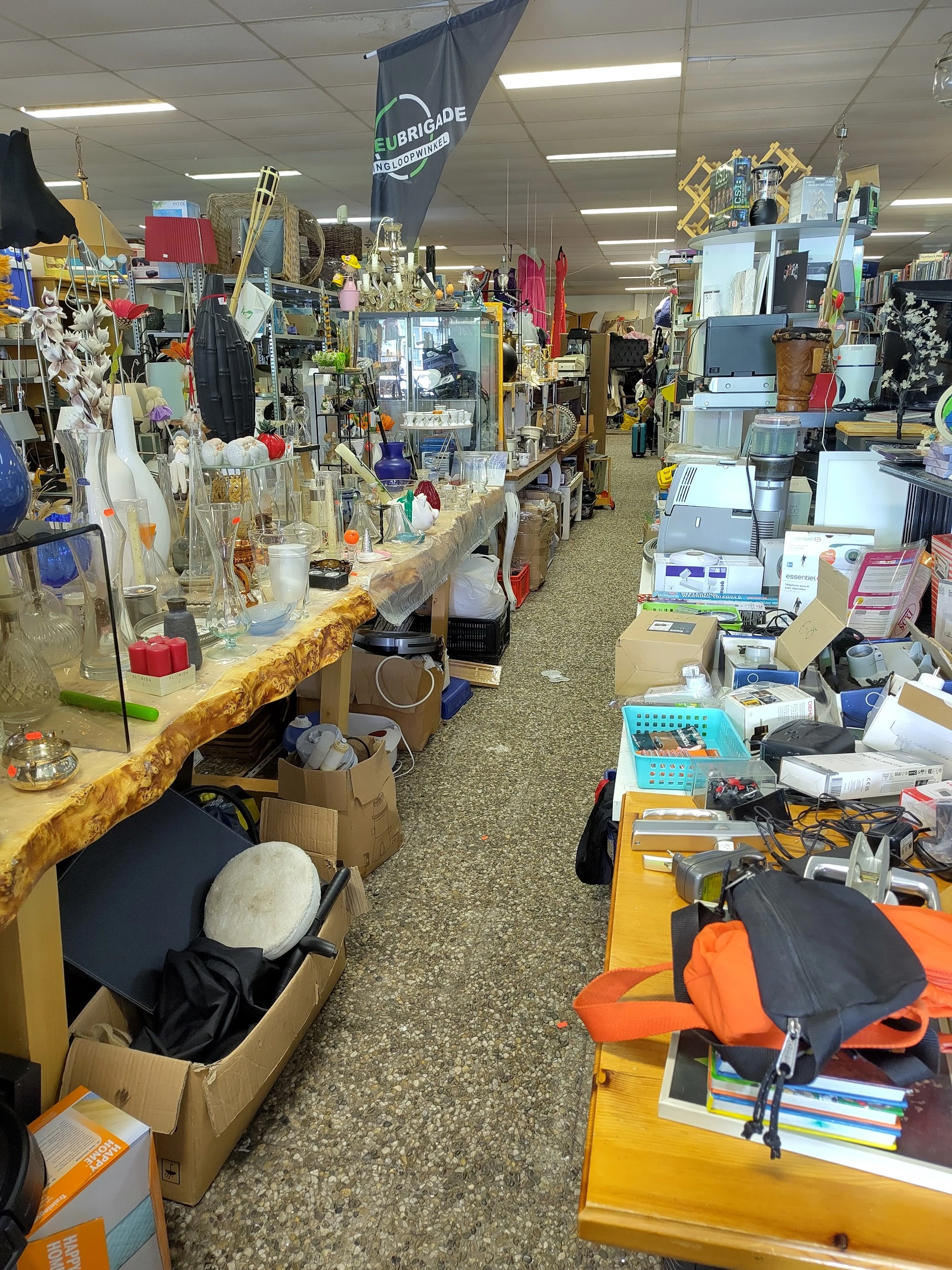 De Milieu Brigade Kringloopwinkel in Amsterdam met tweedehands elektrische fietsen, elektronica en kleding