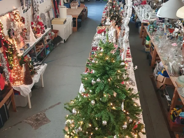 Winkelvloer met kerstversiering en decoraties uitgestald langs beide zijden