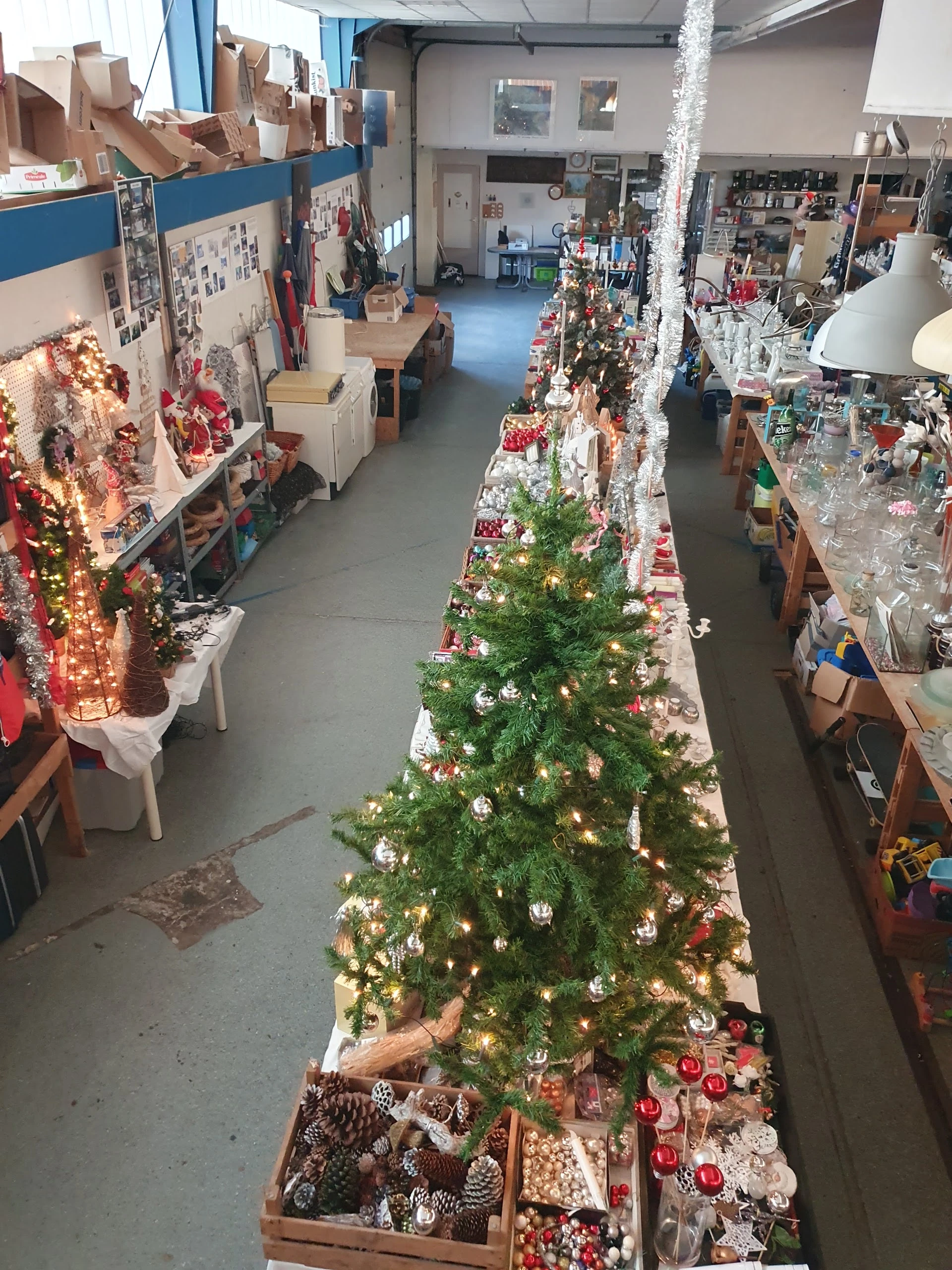 Kringloopwinkel De Oerrin in Joure met tweedehands boeken, gereedschappen en huis- en inrichting
