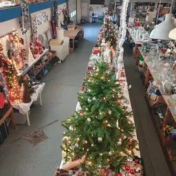 Winkelvloer met kerstversiering en decoraties uitgestald langs beide zijden