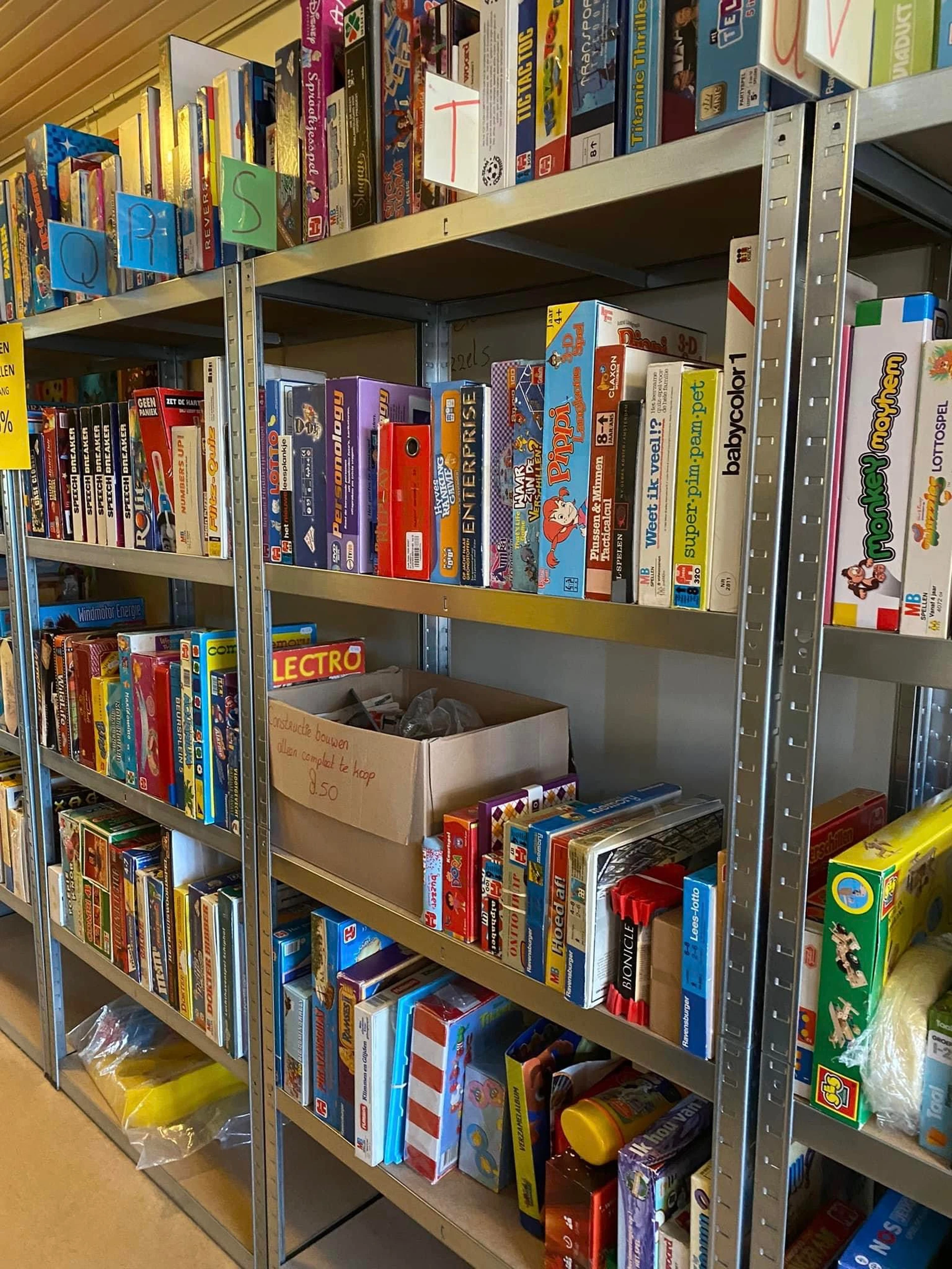 Kringloopwinkel De Ont-Moeting in Venray met tweedehands boeken, gereedschappen en huishoudelijke apparaten