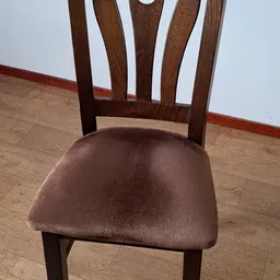 Houten stoel met bruine bekleding, gezien vanaf bovenkant tegen laminaat vloer