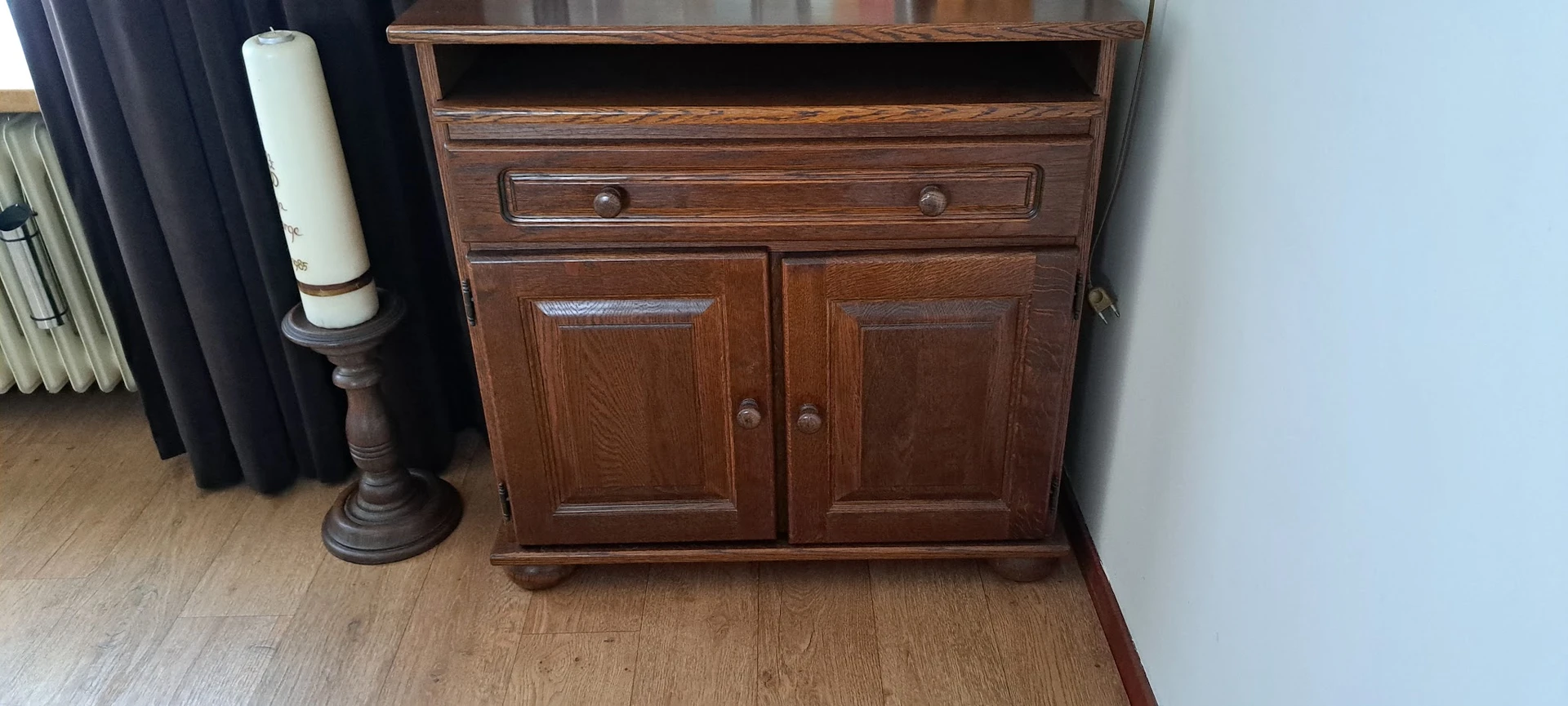 Houten dressoir of commode met lade en twee deuren, in donkerbruin hout