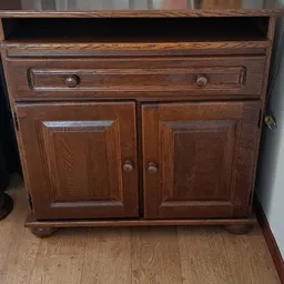 Houten dressoir of commode met lade en twee deuren, in donkerbruin hout