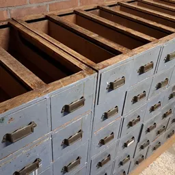 Vintage metalen archiefkast met meerdere laden en messing handgrepen, gedeeltelijk open