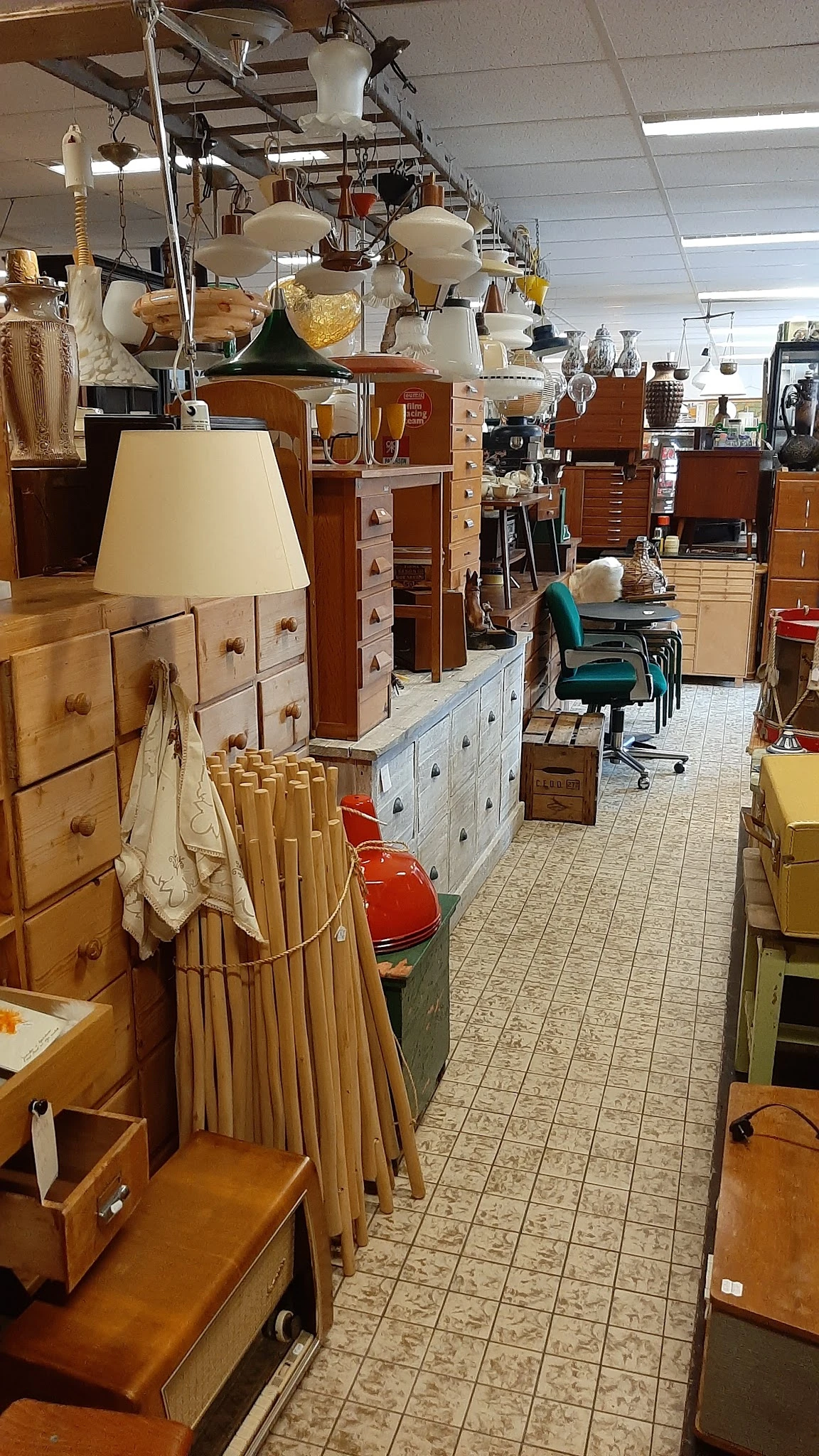 Winkelvloer met meubels, lampen, kasten en diverse spullen; helder zicht op de winkelindeling