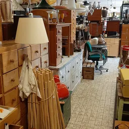Winkelvloer met meubels, lampen, kasten en diverse spullen; helder zicht op de winkelindeling