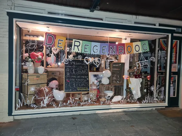 Kringloopwinkel De Regenboog met 7 kleuren in Ridderkerk