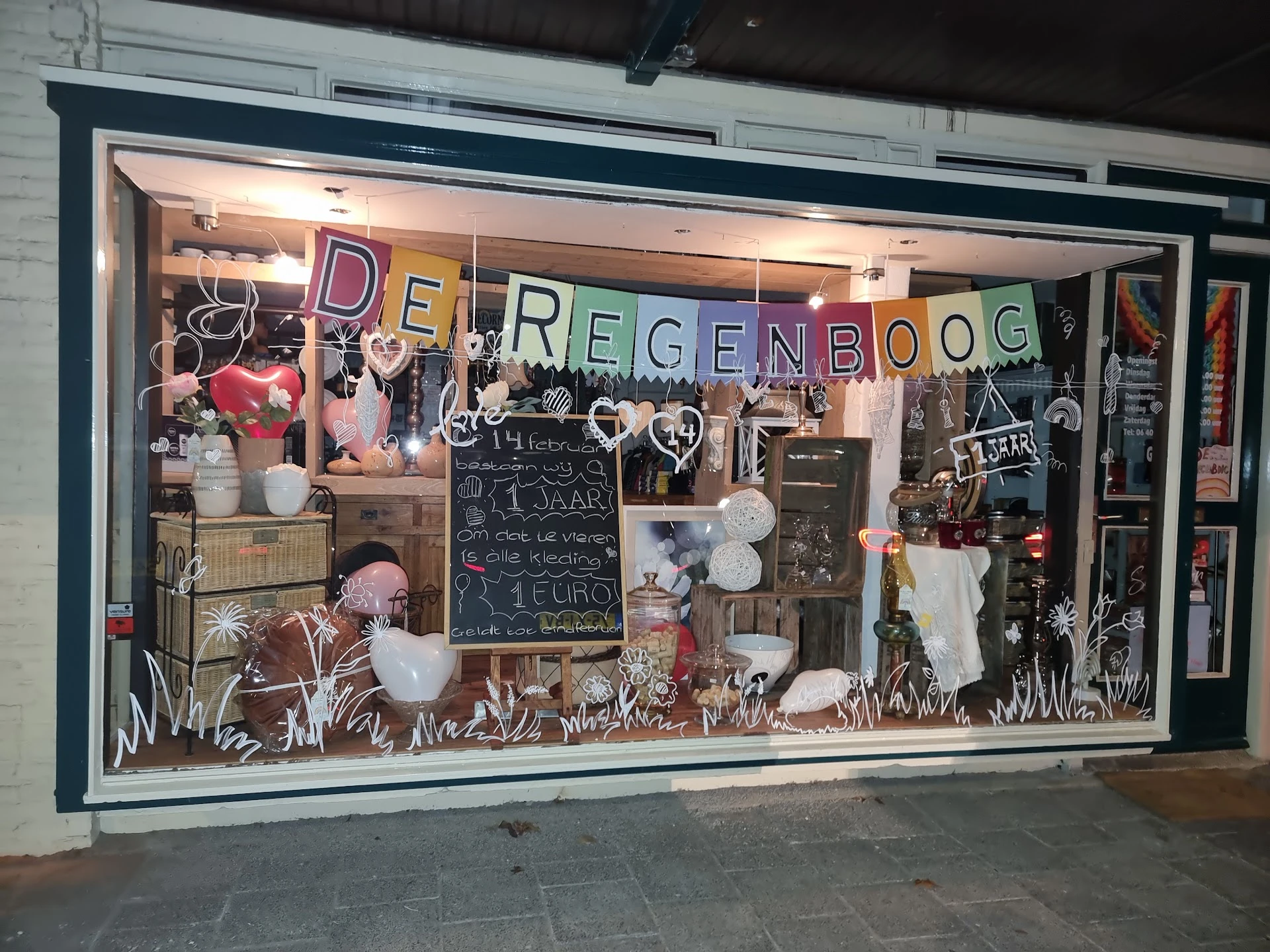 Kringloopwinkel De Regenboog met 7 kleuren in Ridderkerk