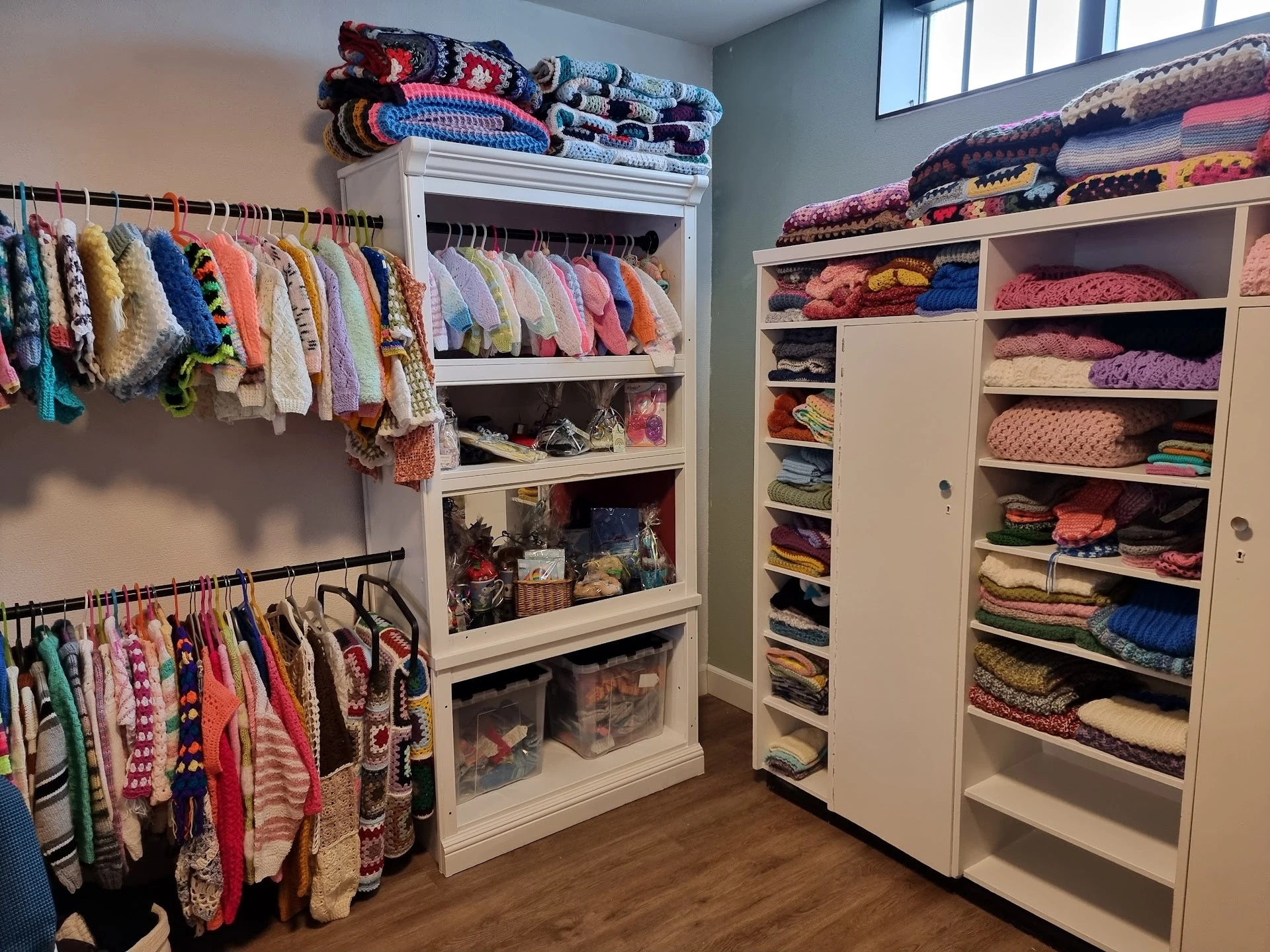 Kringloopwinkel De Regenboog met 7 kleuren in Ridderkerk