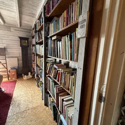 Boekenrekken vol met cd's en dvd's in een kringloopwinkel