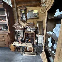 Vitrinekast met verzameling huishoudelijke spullen, decoraties en vintage items uit een kringloopwinkel
