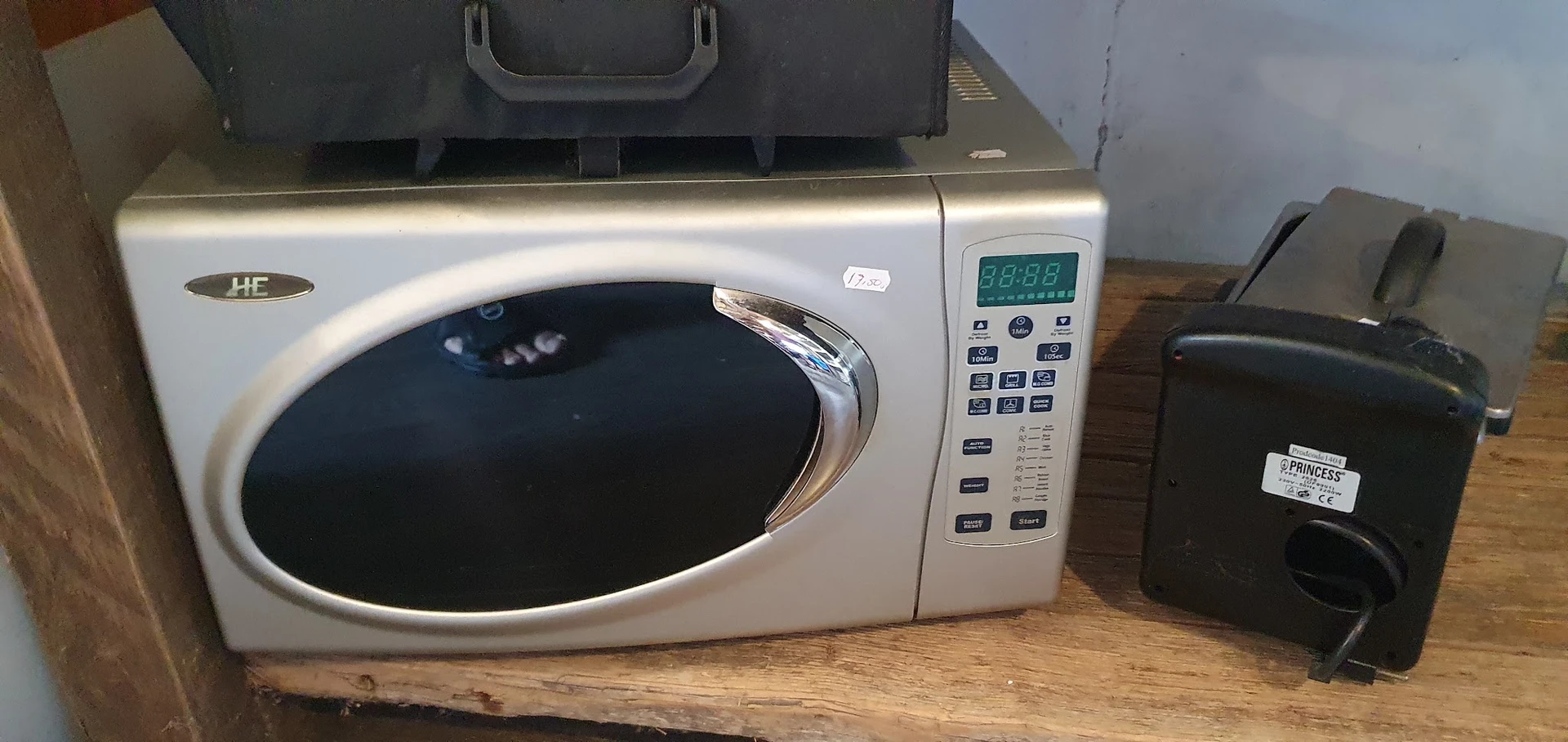 Witte magnetron met digitaal display op houten tafel