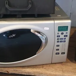 Witte magnetron met digitaal display op houten tafel